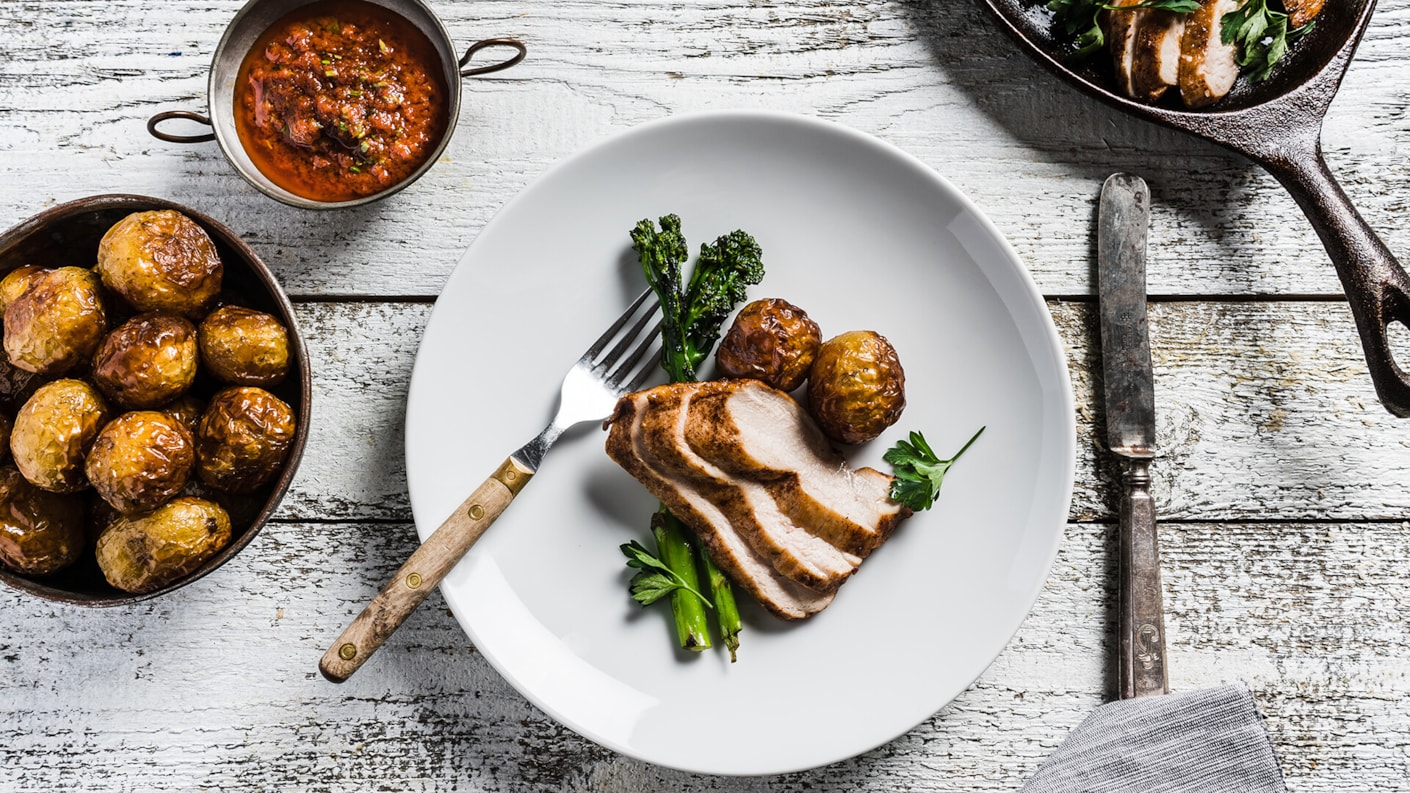 Kattauksessa on fileepihviviipaleita, grillattuja kokonaisia perunoita sekä broccoliinaa.