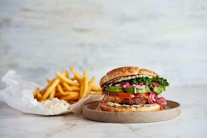 Vege- avokadoburger ja baba ganoush