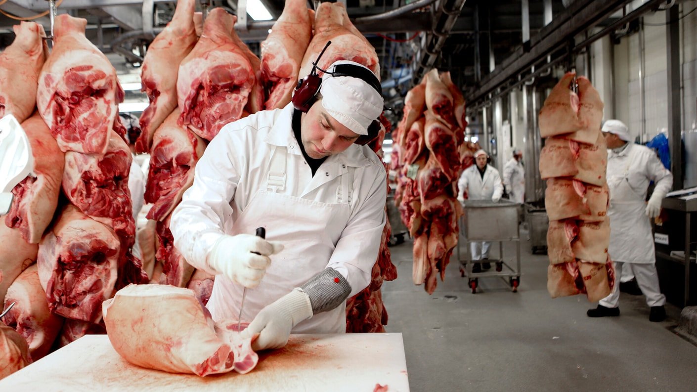 Lihanleikkaaja paloittelee porsaanlihaa HK:n tuotantotiloissa